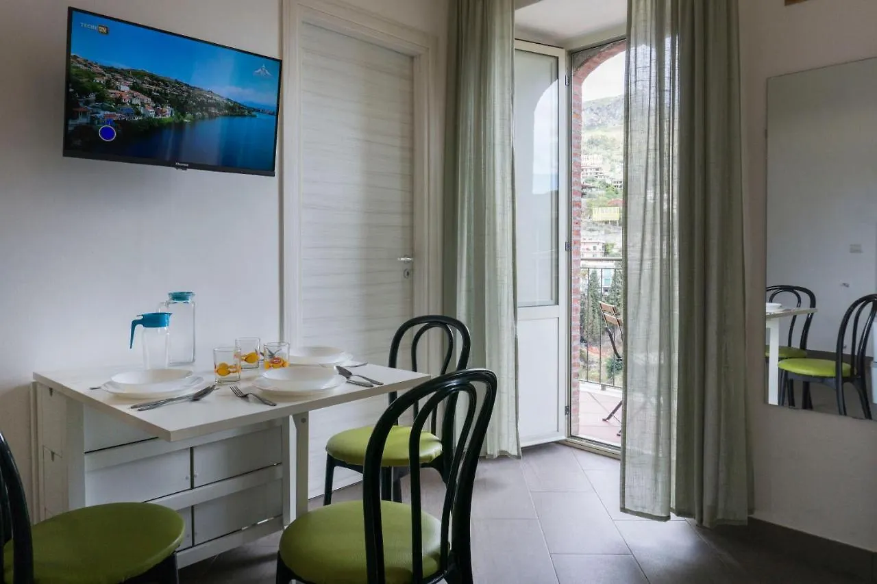 Nonna Peppina Central Apartments تاورمينا